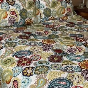 Queen size Duvet Cover in light airy and Soft Microfibre with matching Shams 2